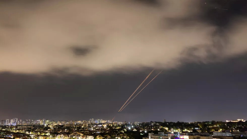 伊朗于周六晚间向以色列发射了大批无人机和导弹